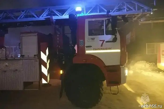 В Екатеринбурге сожгли здание, где раньше находился пункт для приема на военную службу.