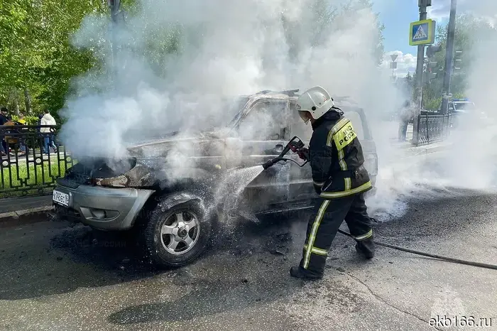 Сегодня днем в Кольцово произошло возгорание сразу четырех автомобилей.
