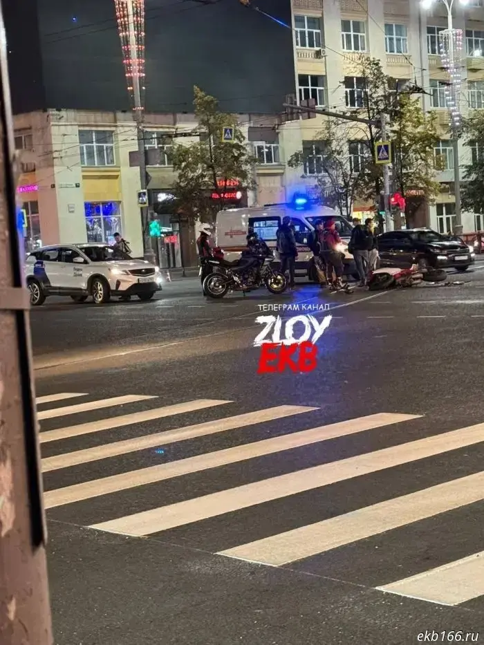 В центре Екатеринбурга пенсионер, управляющий иномаркой, наехал на мотоцикл с двумя пассажирами.