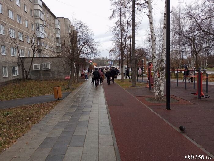 С утра жители Ревды собираются на месте трагической гибели маленьких сестер (ФОТО)