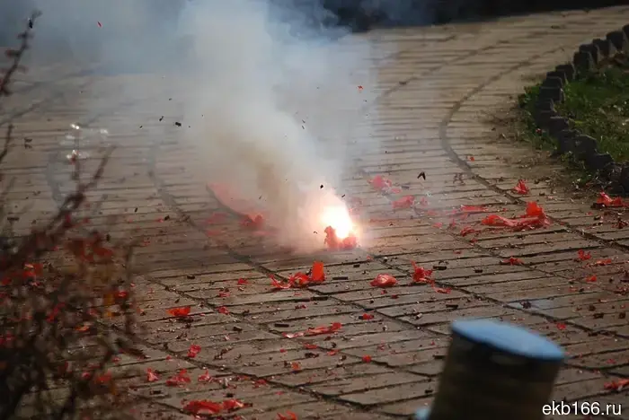 They set off firecrackers: a group of young guys scared the local residents in Elmashe.