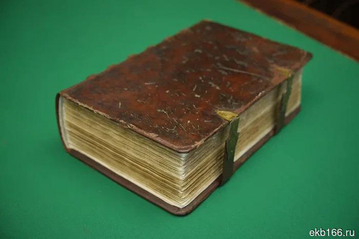 The Elizabethan Bible made of calfskin will be displayed at an exhibition in Yekaterinburg (PHOTO)
