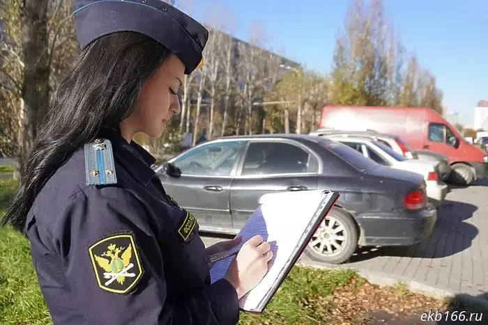 У жителя Екатеринбурга, которому не хватает 300 тысяч рублей, изъяли автомобиль.