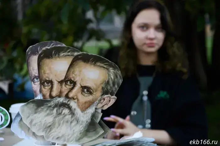 An unexpected procession took place in a Sverdlovsk city, in which hundreds of people took part.