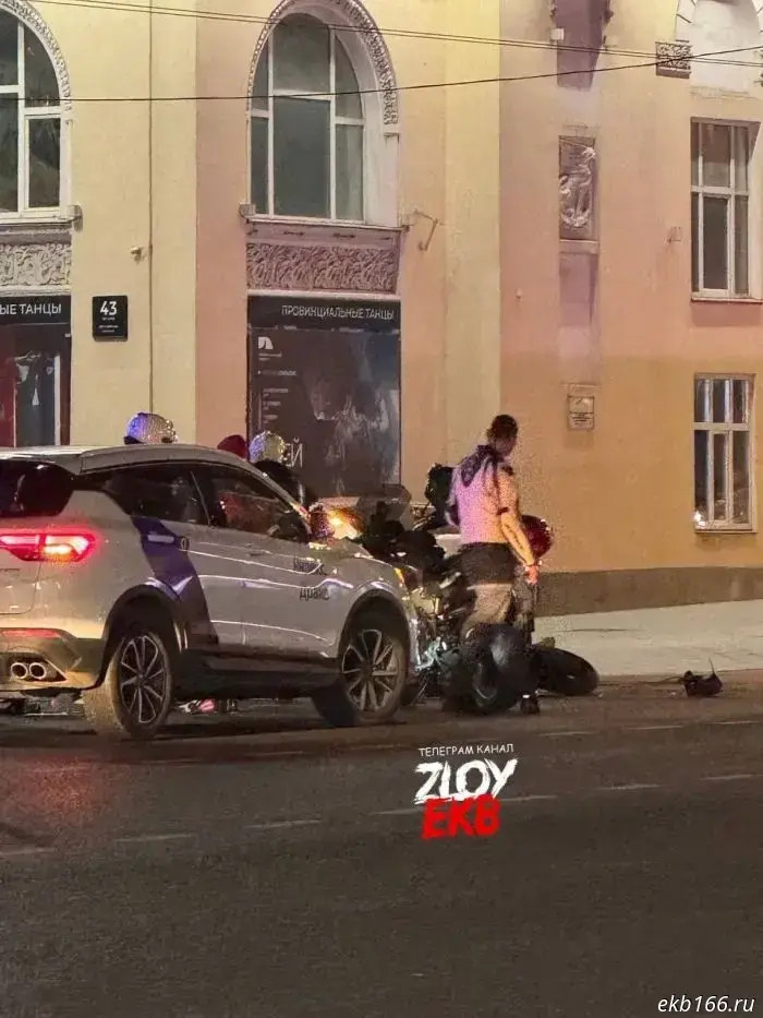 В центре Екатеринбурга пенсионер, управляющий иномаркой, наехал на мотоцикл с двумя пассажирами.