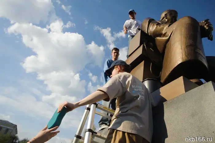 In Yekaterinburg, the monument to Alexander Popov was washed.