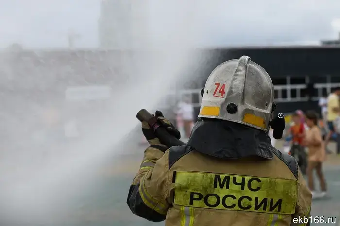 В жаркий день пожарные неожиданно провели пролив для жителей Екатеринбурга.