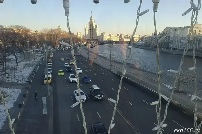 Два самолета не смогли вылететь из Кольцово в Москву из-за необычного снегопада.