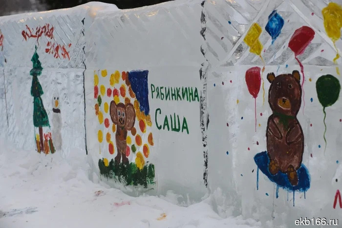 «Они снова лезут!» В Екатеринбурге проходит последний штурм ледяного городка (ФОТО)