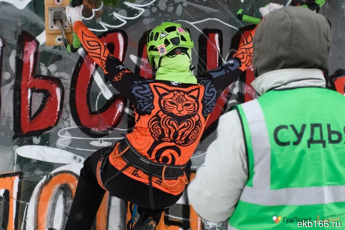 «Они снова лезут!» В Екатеринбурге проходит последний штурм ледяного городка (ФОТО)