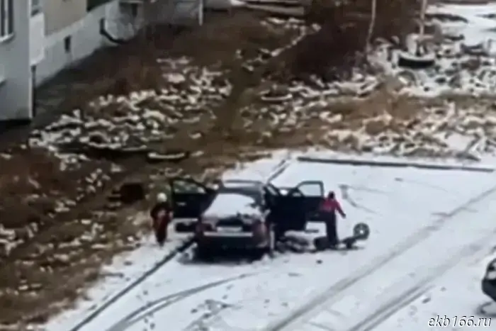 Sverdlovsk schoolchildren dismantled a car for parts in front of passersby.
