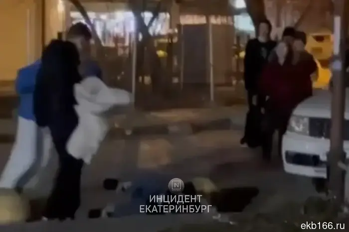 В Екатеринбурге в центре города девушка атаковала свою знакомую из-за мужчины.