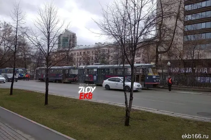 На проспекте Ленина остановились трамваи.