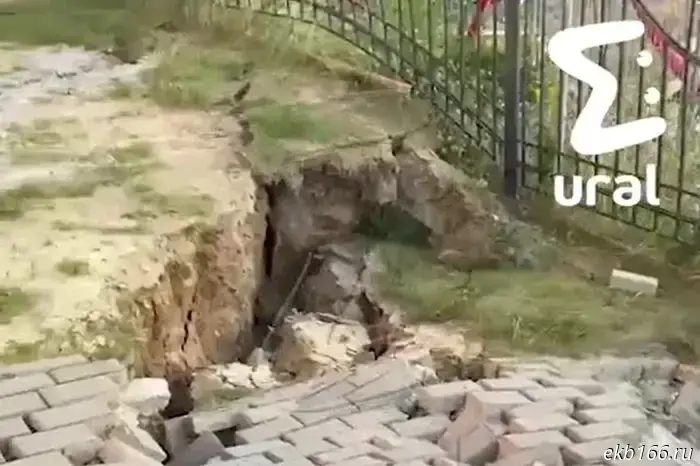Atomstroykomplex began filling in the foundation pit at the construction site, after which cracks appeared in the high-rise building's yard.