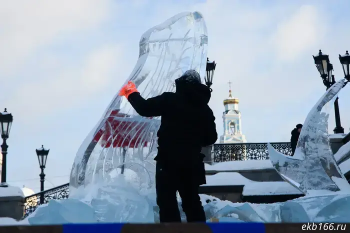 В Екатеринбурге накануне Рождества открывается новая площадка с ледяными скульптурами.