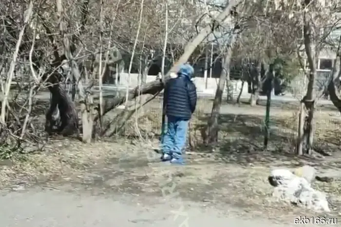 В Екатеринбурге рядом с начальной школой был замечен пенсионер с неадекватным поведением.