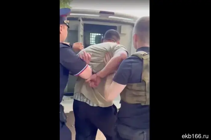 Пьяный человек с ножом напал на прохожих днем в поселке Пионерский.