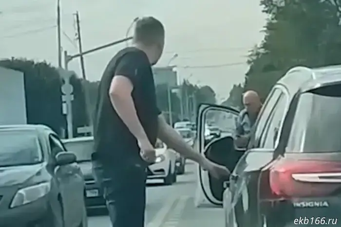 In the center of Yekaterinburg, a crossover driver beat up a taxi driver and drove away from the scene on a red light.