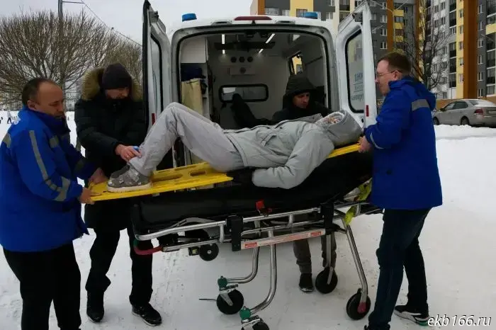 В Академическом женщину госпитализировали на «скорой» после того, как она покатилась на бублике со склона.