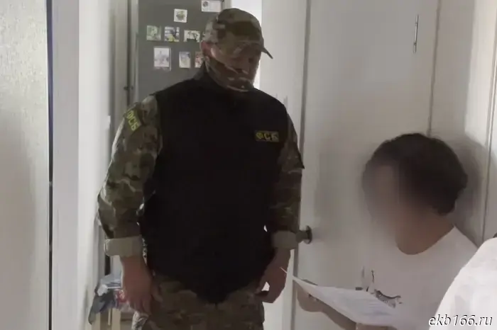 Опубликовано видео ареста чиновницы, которая трудится в мэрии Екатеринбурга. Её подозревают в совершении мошенничества.