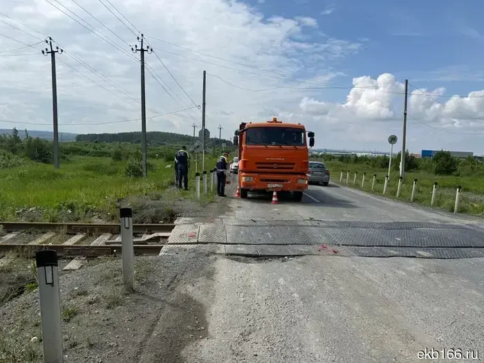 Иностранный автомобиль с детьми попал под «КамАЗ» на дороге в Сысерть.