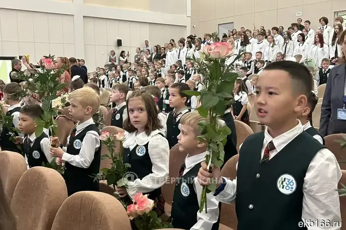 Орлов и Паслер посетили первую линейку 1 сентября в школе №366.