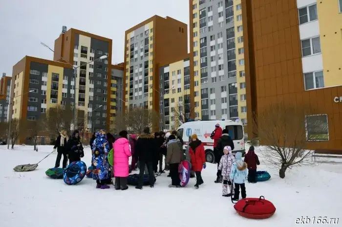 В Академическом женщину госпитализировали на «скорой» после того, как она покатилась на бублике со склона.