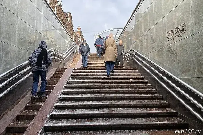 Metro trains in Yekaterinburg this morning passed Chkalovskaya station without stopping.