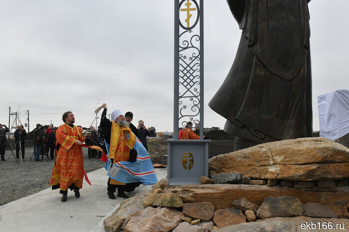 A monument to Saint Nicholas the Wonderworker was ceremoniously unveiled near the village of Chudovo (PHOTO)
