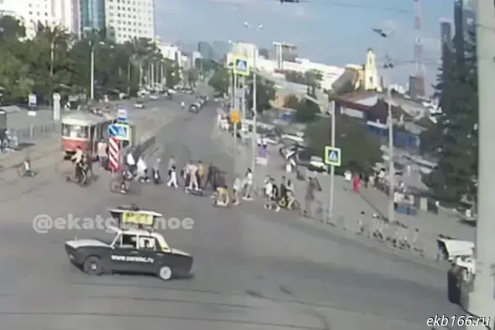 В центре Екатеринбурга самокатчик сбил пожилую женщину — видео.
