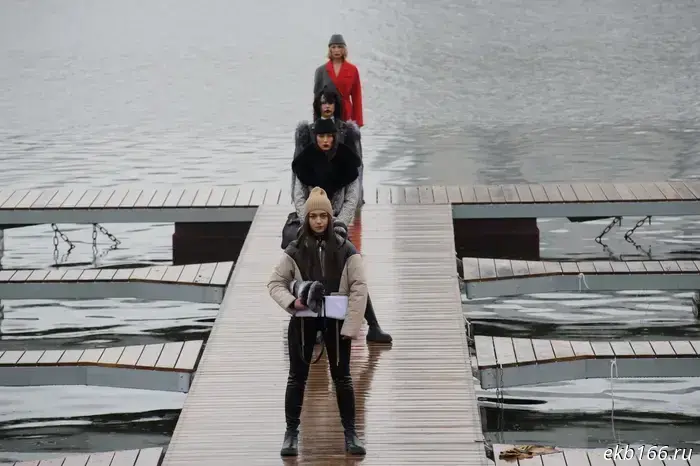 In the center of Yekaterinburg, girls suddenly turned a pier into a runway.