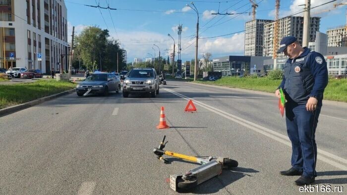 На улице Щербакова в Екатеринбурге мужчина на электросамокате был насмерть сбит (ФОТО)