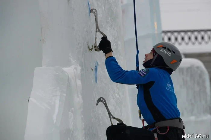 «Они снова лезут!» В Екатеринбурге проходит последний штурм ледяного городка (ФОТО)