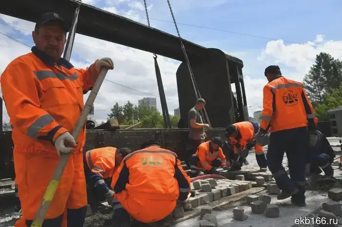 A giant tram has been brought to the center of Yekaterinburg and is being installed next to the tracks.