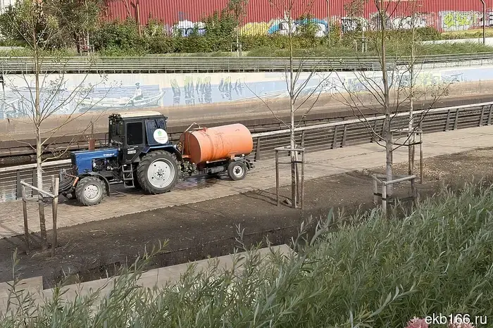 В Екатеринбурге новая набережная, которая всё лето находилась под водой, появилась на поверхности.