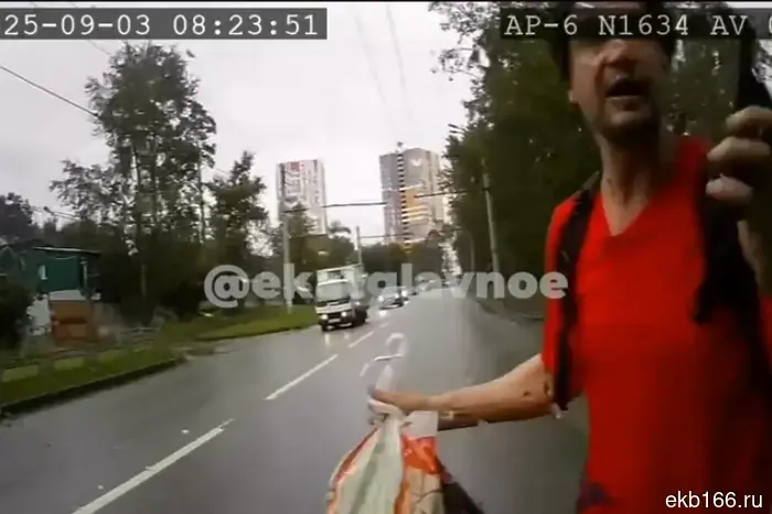 В Екатеринбурге нетрезвый мужчина агрессивно напал на автобус, выполняющий рейс.