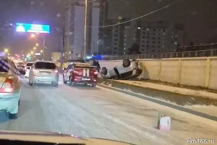 A giant traffic jam formed at the entrance to Yekaterinburg because of an overturned passenger car.