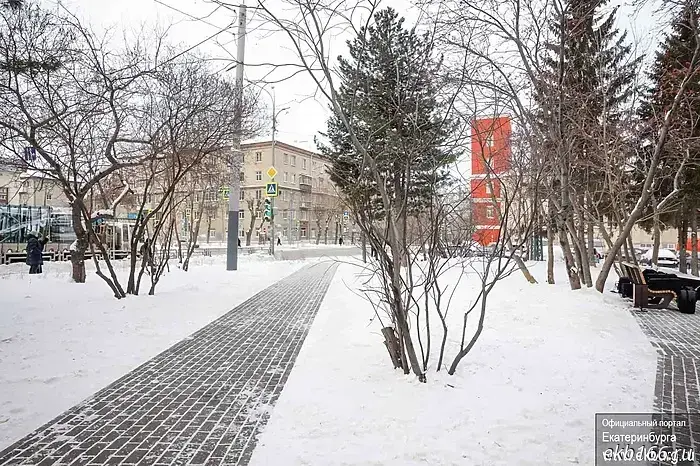 Сквер, посвященный тренеру-спасателю, открылся в Екатеринбурге на углу улиц Фрунзе и Белинского.