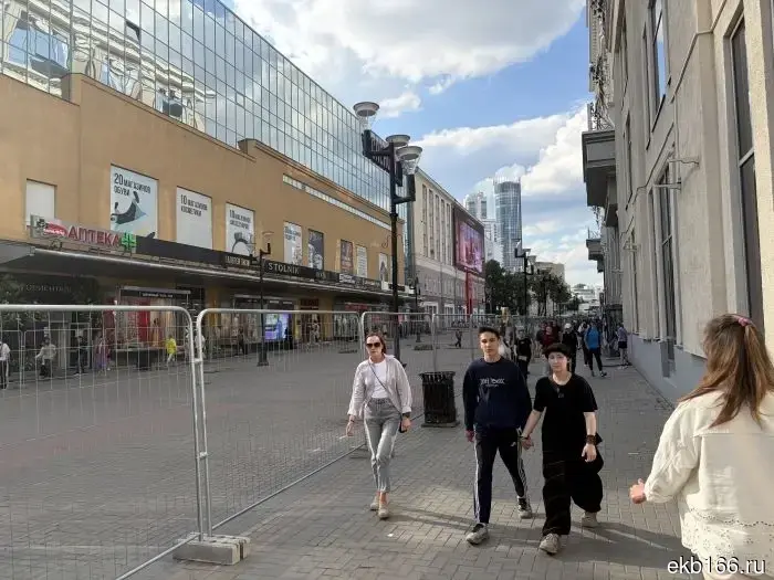 В Екатеринбурге пешеходам закрыли улицу Вайнера.