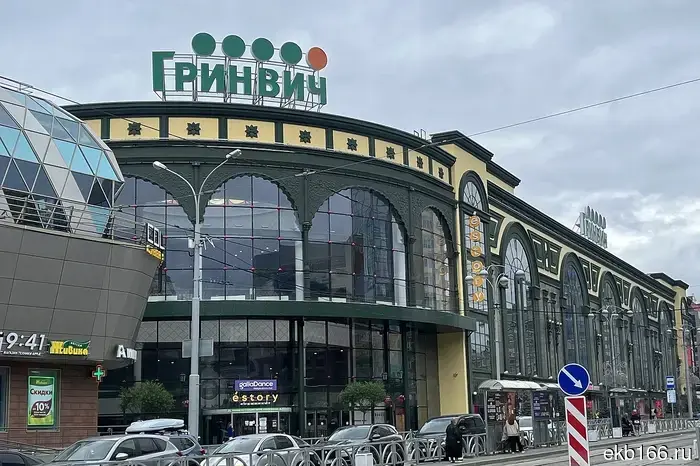 В Екатеринбурге разыскивают подростков, которые приехали в «Гринвич» на самокатах.