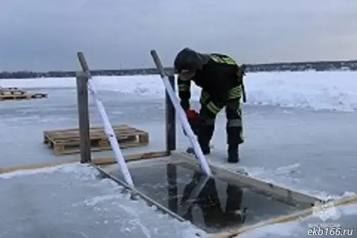 A Ural Federal University student from Ecuador showed a "matryoshka" during Epiphany bathing.