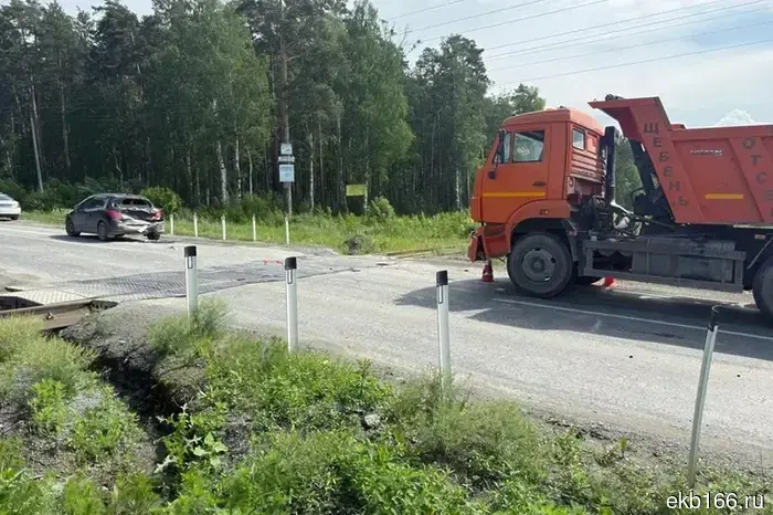 Иностранный автомобиль с детьми попал под «КамАЗ» на дороге в Сысерть.