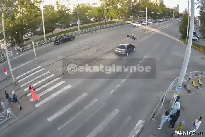 At the Southern Bus Station, a foreign car hit a man who was crossing the pedestrian crossing on red - video