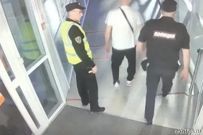 "Did not fasten seatbelt." A drunk shift worker in KhMAO "fell out" of the plane, not reaching Samara.