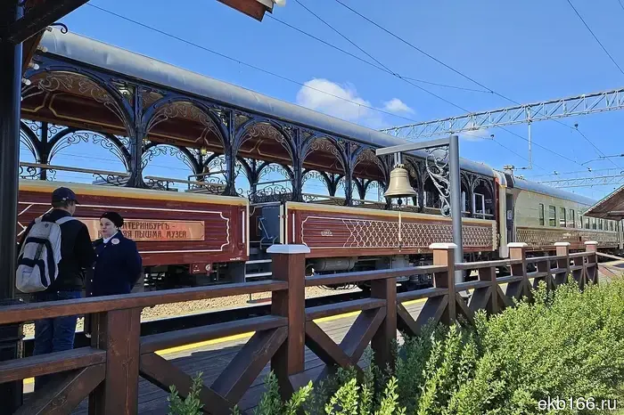 Sverdlovsk residents and tourists can now take a ride on a retro train with panoramic windows.