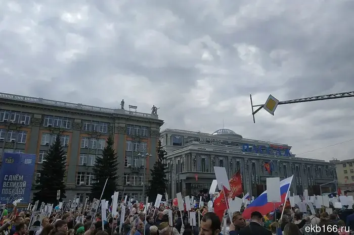 Жители Екатеринбурга на акции «Бессмертный полк» принесли портреты своих близких, которые погибли во время СВО.