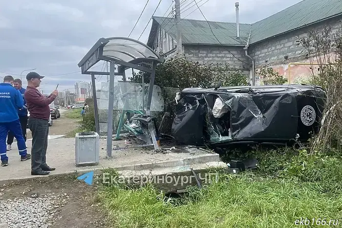 После столкновения автомобиль вылетел в остановочный комплекс в Екатеринбурге.