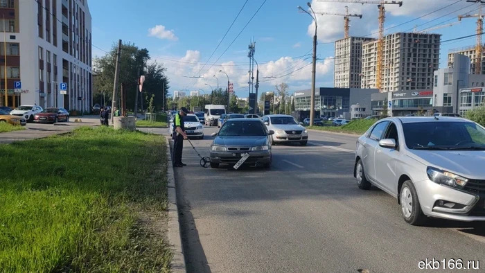 На улице Щербакова в Екатеринбурге мужчина на электросамокате был насмерть сбит (ФОТО)