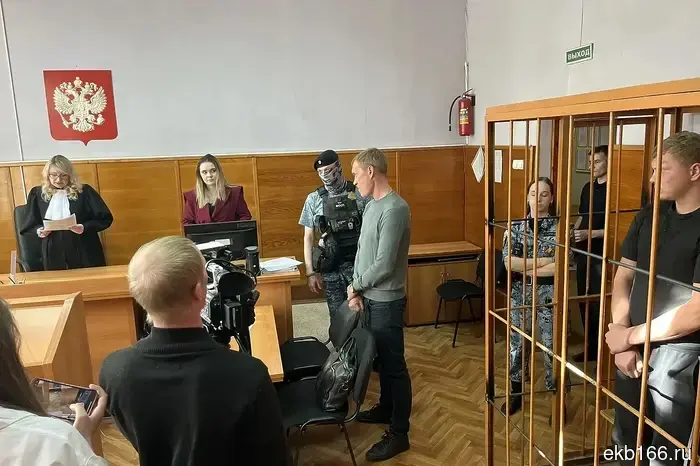 В Екатеринбурге суд наложил двухмесячный арест на мотоциклиста, который ударил инспектора моторизованного полка ДПС (ФОТО)