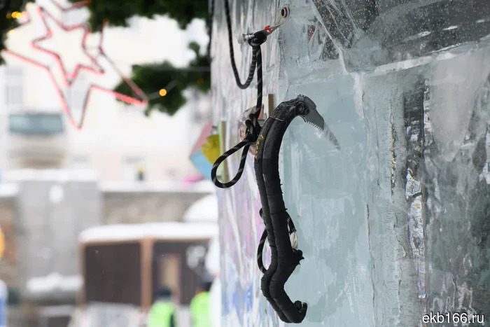 «Они снова лезут!» В Екатеринбурге проходит последний штурм ледяного городка (ФОТО)